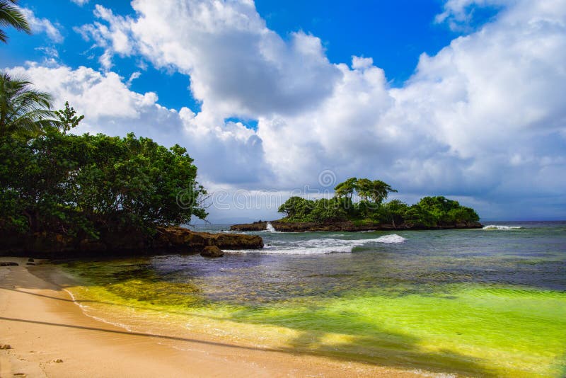 La République Dominicaine Plage sablonneuse de l'île de Cayo Levant photographie stock La République Dominicaine Plage sablonneuse de l'île de Cayo Levant photographie stock