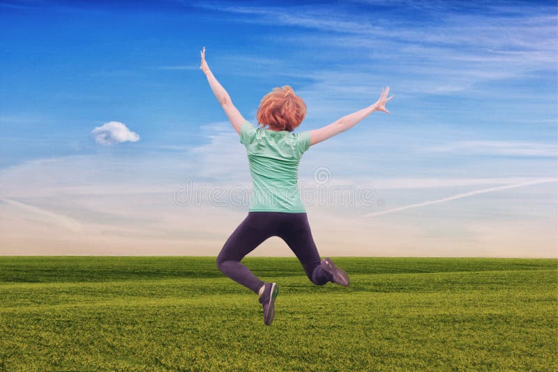 La réunion de joie avec la nature, bonheur de fille de saut folâtre images libres de droits La réunion de joie avec la nature, bonheur de fille de saut folâtre images libres de droits