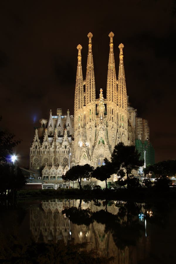 La Sagrada Familia at Night Editorial Photography - Image of modernism ...