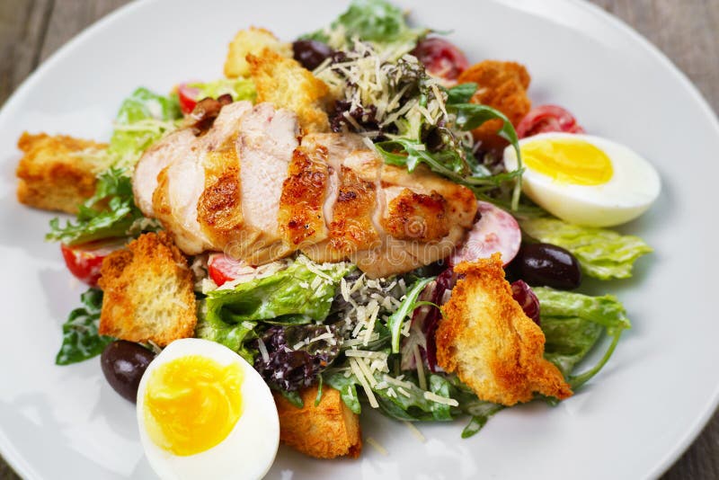 La salade de César avec de la viande de poulet frit, se ferment images libres de droits