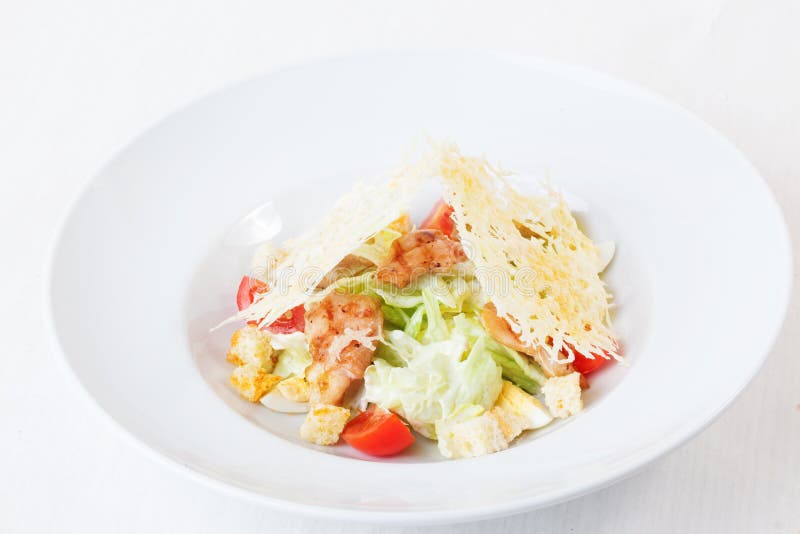La salade de César a grillé le poulet et les chips de parmesan plaquent le fond blanc supérieur d'isolement photo libre de droits La salade de César a grillé le poulet et les chips de parmesan plaquent le fond blanc supérieur d'isolement photo libre de droits