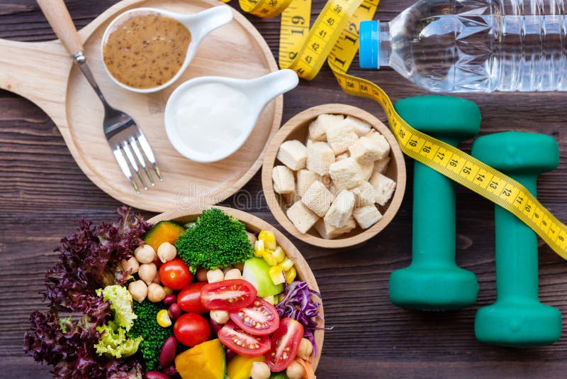 La salade de légume frais et la nourriture saine pour l'équipement de sport pour des femmes suivent un régime le régime avec le r images libres de droits La salade de légume frais et la nourriture saine pour l'équipement de sport pour des femmes suivent un régime le régime avec le r images libres de droits