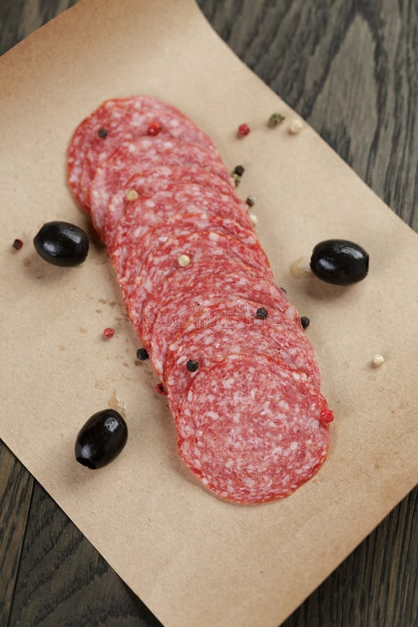 La salchicha secada del salami en de papel alista para el bocadillo imágenes de archivo libres de regalías La salchicha secada del salami en de papel alista para el bocadillo imágenes de archivo libres de regalías