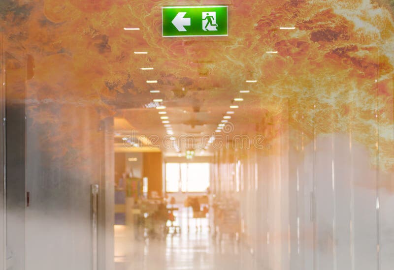 la salida de emergencia del verde de la exposición doble firma adentro el hospital que muestra el th fotos de archivo la salida de emergencia del verde de la exposición doble firma adentro el hospital que muestra el th fotos de archivo