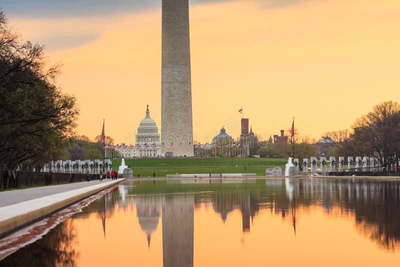 La salida del sol en el amanecer refleja a Washington Monument fotos de archivo libres de regalías La salida del sol en el amanecer refleja a Washington Monument fotos de archivo libres de regalías