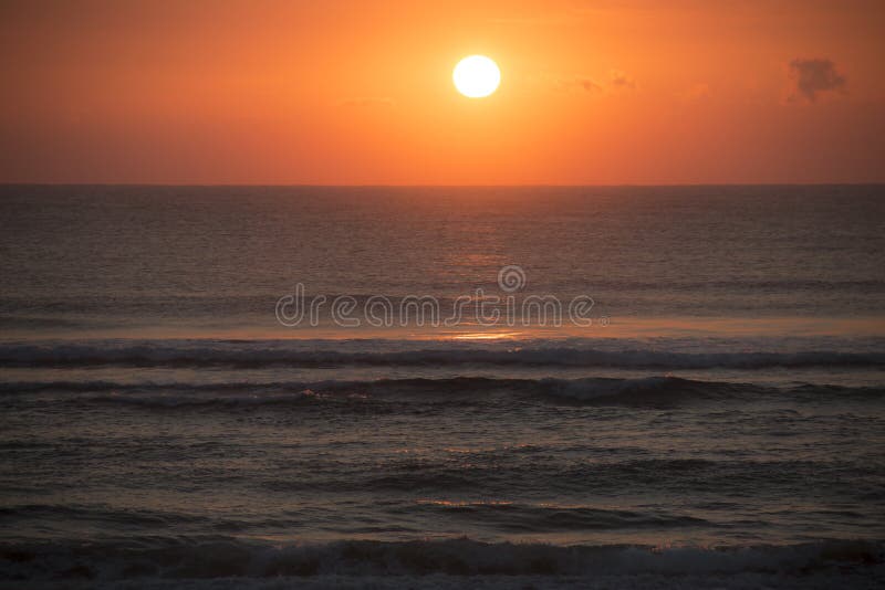 La salida del sol en la playa en Punta hace Ouro en Mozambique fotografía de archivo La salida del sol en la playa en Punta hace Ouro en Mozambique fotografía de archivo
