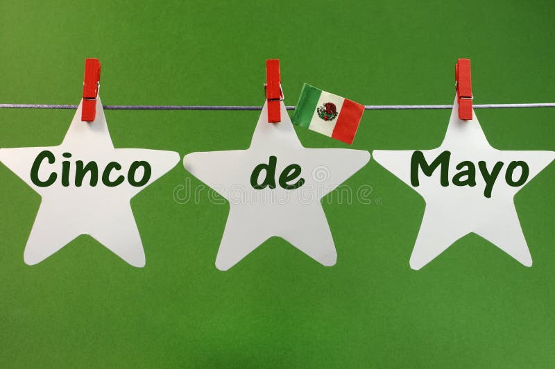 La salutation de message de Cinco de Mayo écrite à travers des étoiles de blanc et le Mexique marquent les chevilles accrochantes