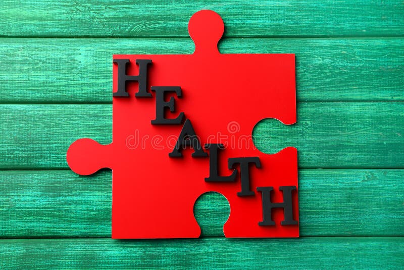 La SANTÉ de Word a fait des lettres foncées avec le morceau de puzzle sur le fond en bois de couleur photographie stock libre de droits La SANTÉ de Word a fait des lettres foncées avec le morceau de puzzle sur le fond en bois de couleur photographie stock libre de droits