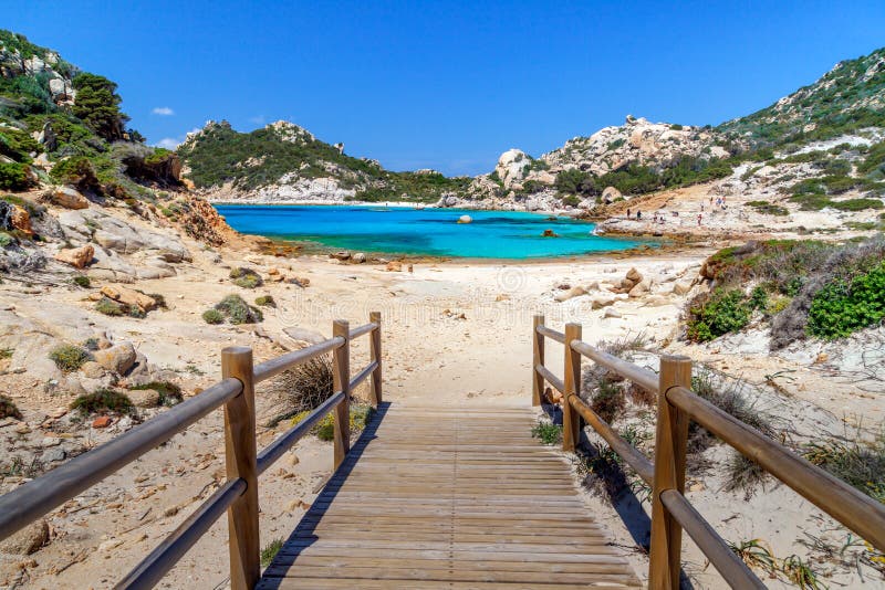 La sardegna festeggia splendide spiagge dell'arcipelago della maddalena un ponte di legno che porta sulla spiaggia.