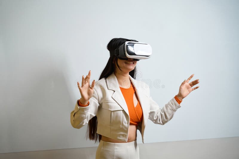 La satisfacción de la empleada de la empresa en formación en vr imagen de archivo libre de regalías