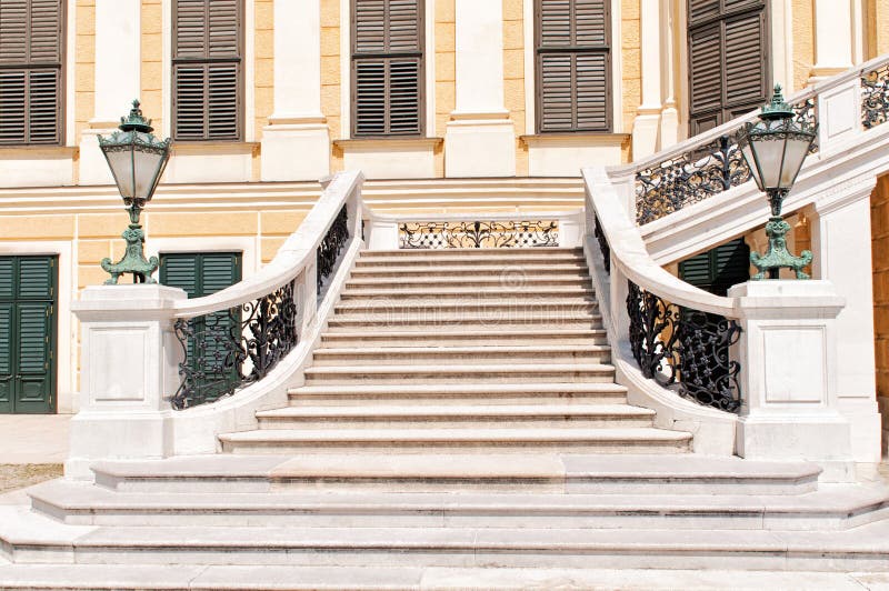 La scala anteriore del palazzo di Schonbrunn a Vienna fotografia stock La scala anteriore del palazzo di Schonbrunn a Vienna fotografia stock