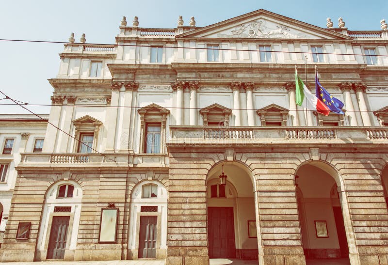 La Scala оперный театр в милане, Италии, желтом фильтре фото стоковые изображения La Scala оперный театр в милане, Италии, желтом фильтре фото стоковые изображения