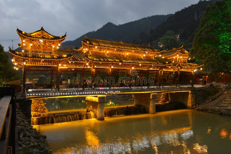 La scena di notte del ponte della Vento-pioggia del ponte di Fengyu in Xijiang Qianhu Miao Village immagini stock La scena di notte del ponte della Vento-pioggia del ponte di Fengyu in Xijiang Qianhu Miao Village immagini stock