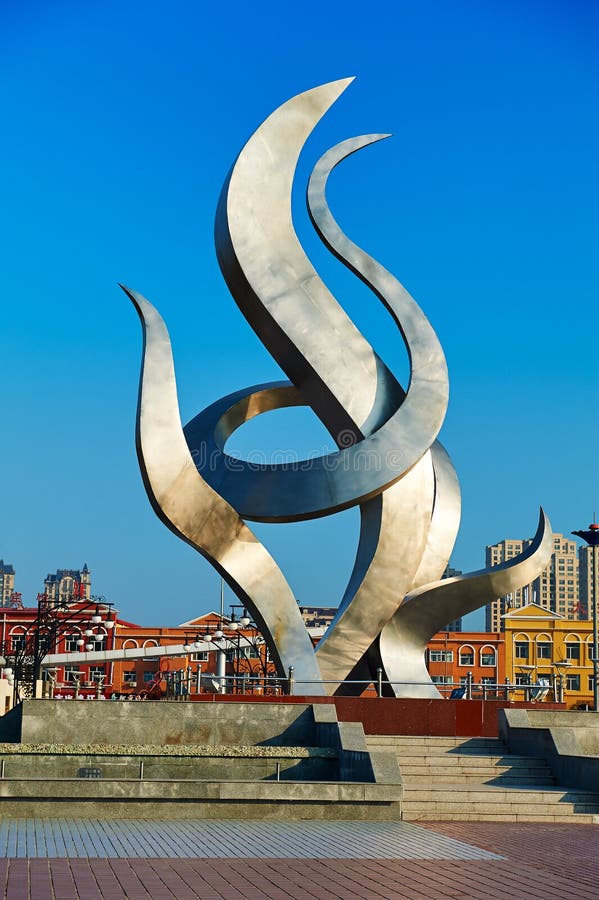 La sculpture en flamme photo stock. Image du vert, constructions 62474168