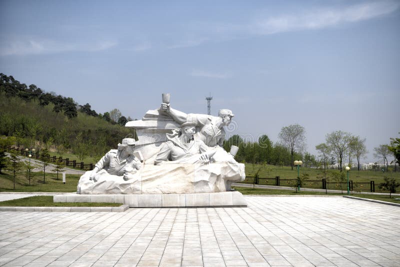 La scultura alla guerra di liberazione di patria martirizza il cimitero Pyongyang, DPRK - Corea del Nord fotografie stock libere da diritti La scultura alla guerra di liberazione di patria martirizza il cimitero Pyongyang, DPRK - Corea del Nord fotografie stock libere da diritti