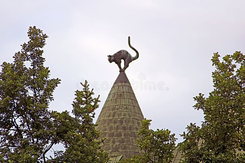 La scultura del gatto sul tetto di Cat House a Riga, Lettonia fotografie stock libere da diritti La scultura del gatto sul tetto di Cat House a Riga, Lettonia fotografie stock libere da diritti