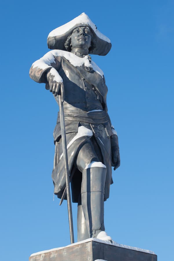 La scultura dell'imperatore russo Paolo I, primo piano del giorno soleggiato di febbraio Il monumento al palazzo di Pavlovsk fotografia stock libera da diritti La scultura dell'imperatore russo Paolo I, primo piano del giorno soleggiato di febbraio Il monumento al palazzo di Pavlovsk fotografia stock libera da diritti