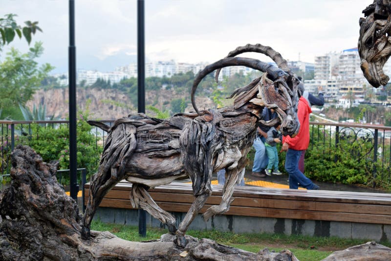 La scultura di legno nel parco Mermerli raffigura la lotta degli ibesses immagini stock libere da diritti La scultura di legno nel parco Mermerli raffigura la lotta degli ibesses immagini stock libere da diritti