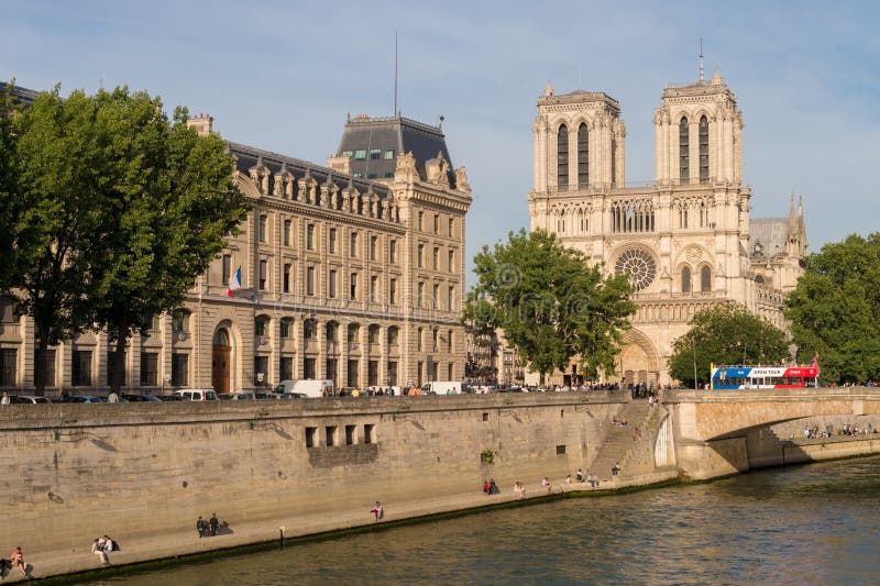 La Seine Et Cathédrale De Notre Dame Au Coucher Du Soleil