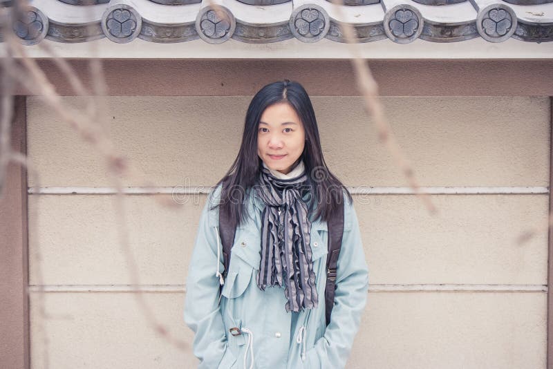 La sensación asiática del viajero de la mujer del retrato goza y felicidad con viaje del día de fiesta en Japón fotografía de archivo libre de regalías La sensación asiática del viajero de la mujer del retrato goza y felicidad con viaje del día de fiesta en Japón fotografía de archivo libre de regalías