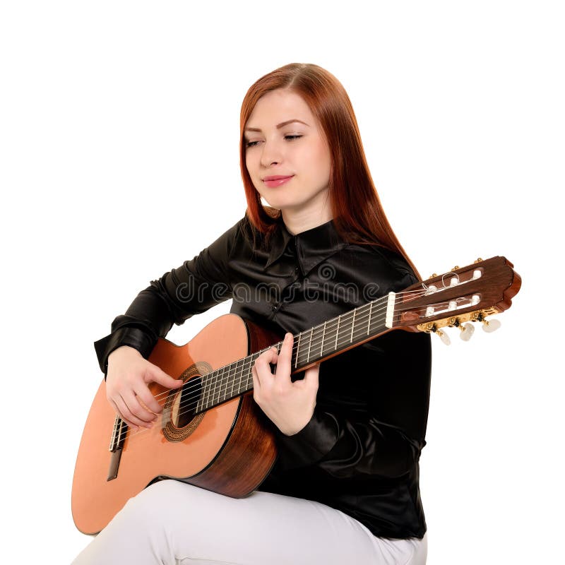 La sentada de la mujer joven presenta en el estudio que lleva a cabo un guit clásico imagen de archivo La sentada de la mujer joven presenta en el estudio que lleva a cabo un guit clásico imagen de archivo