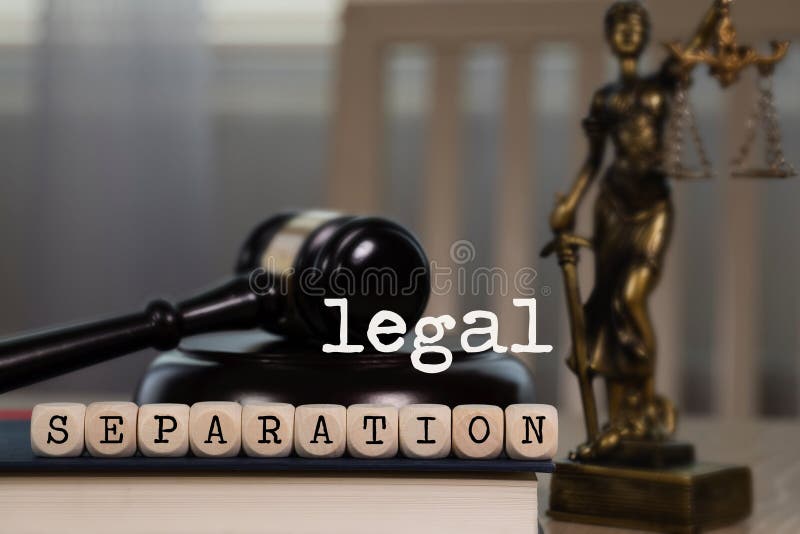 La SEPARACIÓN LEGAL de las palabras integrada por de madera corta en cuadritos Mazo y estatua de madera de Themis en el fondo fotos de archivo La SEPARACIÓN LEGAL de las palabras integrada por de madera corta en cuadritos Mazo y estatua de madera de Themis en el fondo fotos de archivo