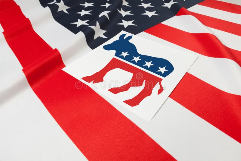La serie di U.S.A. ha increspato le bandiere con il simbolo del partito democratico sopra