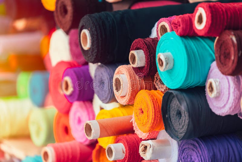 La seta variopinta del tessuto arriva a fiumi l'industria del negozio del tessuto fotografie stock libere da diritti