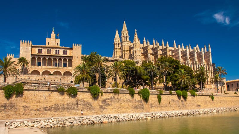 La Seu y Royal Palace de la catedral del La Almudaina, Palma de Mallorca foto de archivo libre de regalías La Seu y Royal Palace de la catedral del La Almudaina, Palma de Mallorca foto de archivo libre de regalías