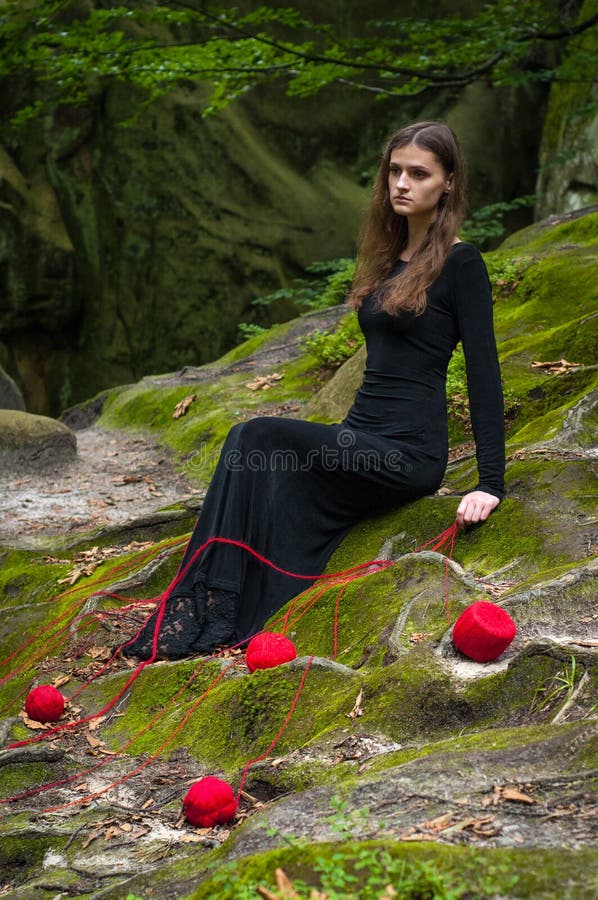 La seule belle fille s'assied sur la mousse verte dans une forêt de féerie photographie stock La seule belle fille s'assied sur la mousse verte dans une forêt de féerie photographie stock