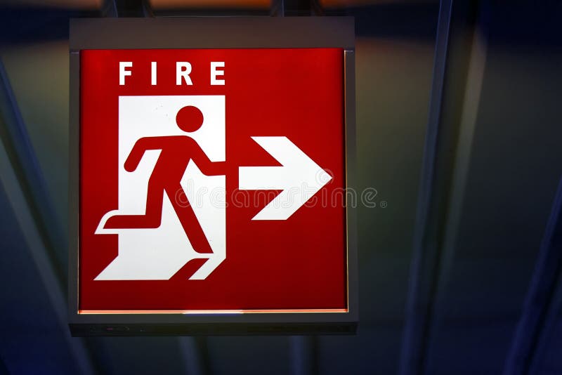 La señal de emergencia para el fuego muestra la dirección de la llama imagen de archivo libre de regalías La señal de emergencia para el fuego muestra la dirección de la llama imagen de archivo libre de regalías