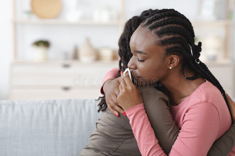 La señora afroamericana irreconocible que conforta a su amigo molesto