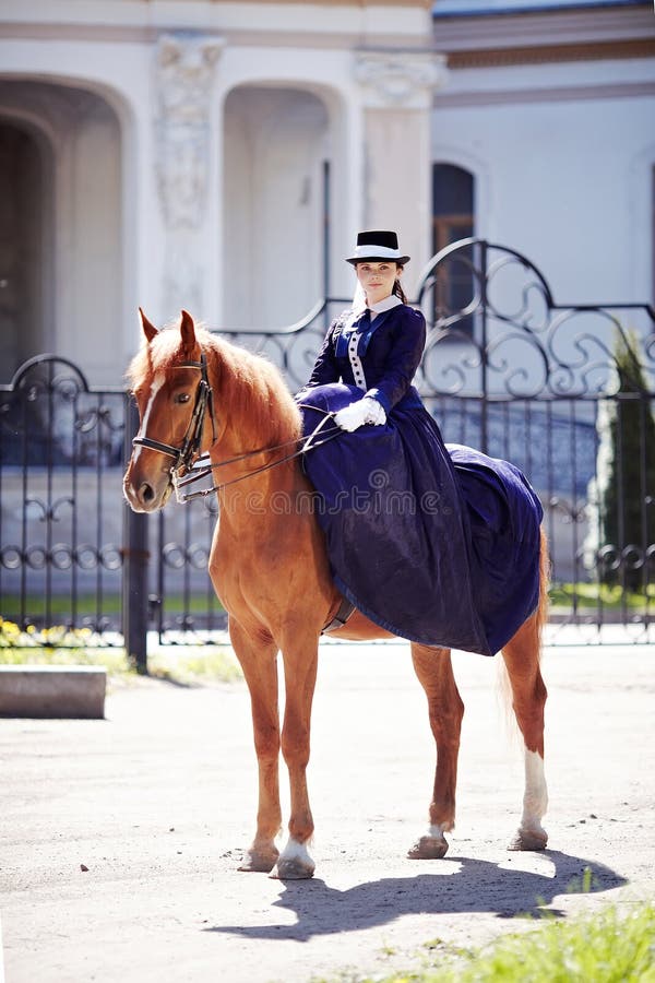 La señora en paseo del montar a caballo foto de archivo La señora en paseo del montar a caballo foto de archivo