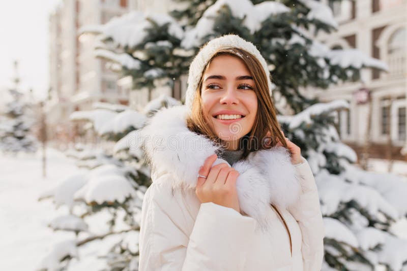 La señora europea inspirada lleva el traje blanco del invierno que disfruta de opiniones de la naturaleza Retrato al aire libre d imágenes de archivo libres de regalías La señora europea inspirada lleva el traje blanco del invierno que disfruta de opiniones de la naturaleza Retrato al aire libre d imágenes de archivo libres de regalías