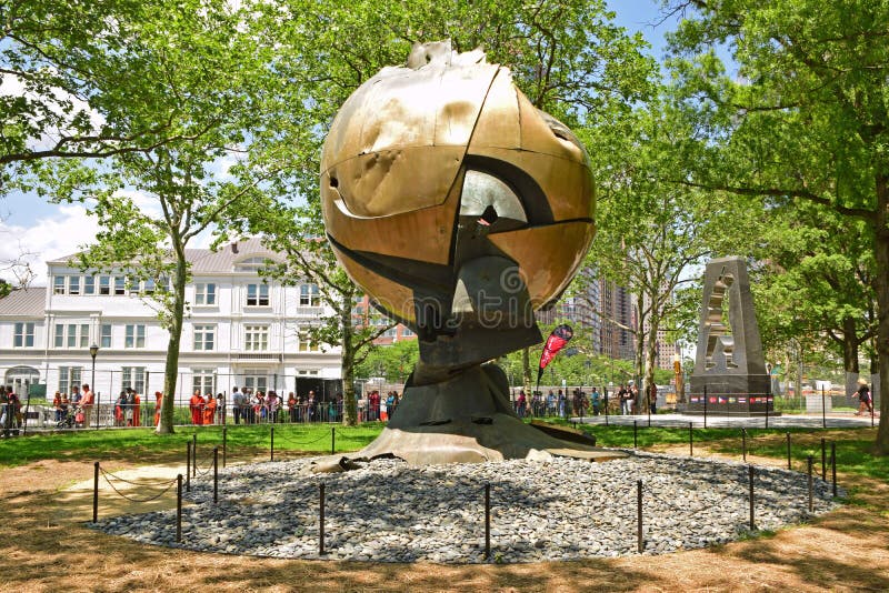 La sfera è una grande scultura metallica visualizzata nel parco di batteria, New York