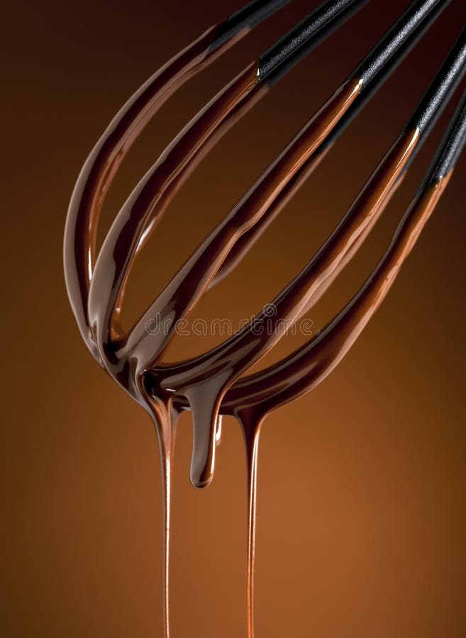 Cioccolato Di Fusione O Cioccolato Fuso Con Un Turbinio E Una Pila Del Cioccolato Chip E