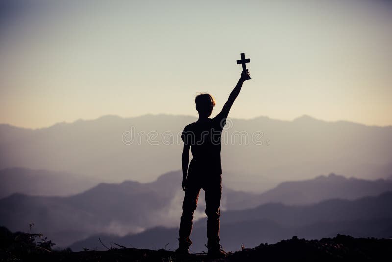 La silhouette de la croix humaine de participation de main, le fond est le lever de soleil , Concept pour le chr?tien, images stock La silhouette de la croix humaine de participation de main, le fond est le lever de soleil , Concept pour le chr?tien, images stock
