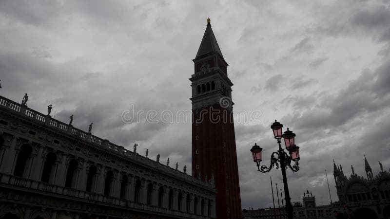 La silhouette des bâtiments et le campanile dans des marques de saint ajustent, venice, Italie banque de vidéos
