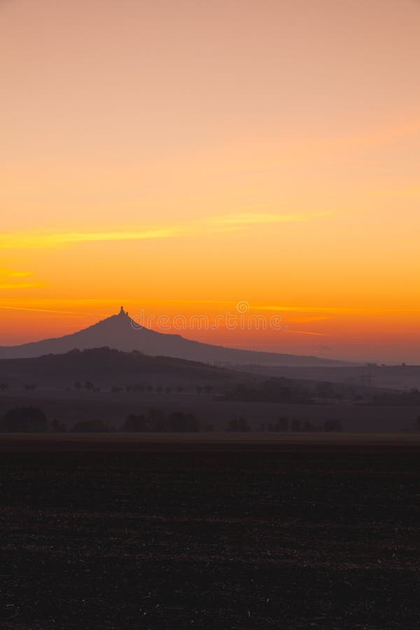 La silhouette du château de Hazmburk au lever de soleil République Tchèque photos stock La silhouette du château de Hazmburk au lever de soleil République Tchèque photos stock