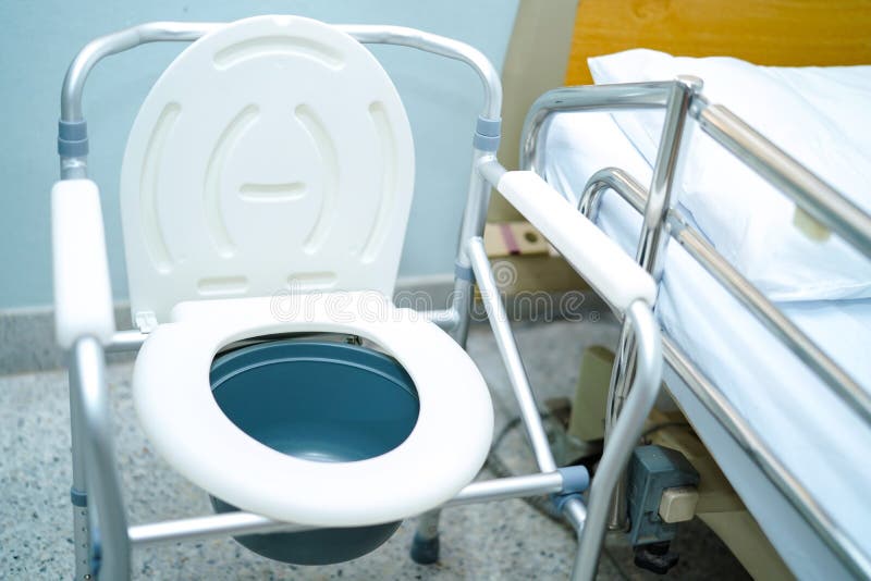 La silla de la cómoda o el retrete móvil puede moviéndose en dormitorio o por todas partes para las personas mayores o el pacient fotografía de archivo libre de regalías La silla de la cómoda o el retrete móvil puede moviéndose en dormitorio o por todas partes para las personas mayores o el pacient fotografía de archivo libre de regalías
