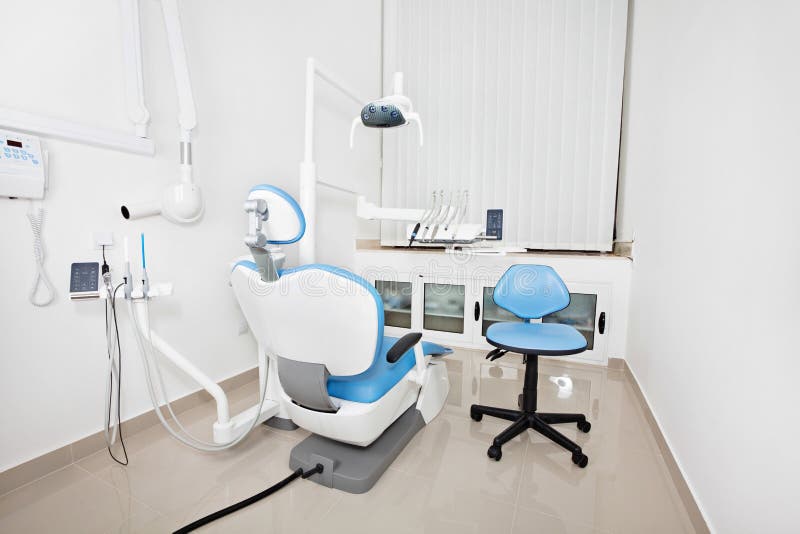 La silla del dentista moderno en una oficina dental foto de archivo libre de regalías La silla del dentista moderno en una oficina dental foto de archivo libre de regalías