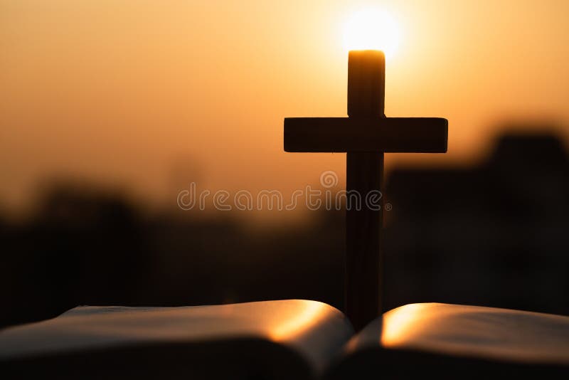 La silueta de la cruz de madera encima abrió la biblia con una salida del sol brillante como fondo, cristiano, dios fotografía de archivo libre de regalías La silueta de la cruz de madera encima abrió la biblia con una salida del sol brillante como fondo, cristiano, dios fotografía de archivo libre de regalías