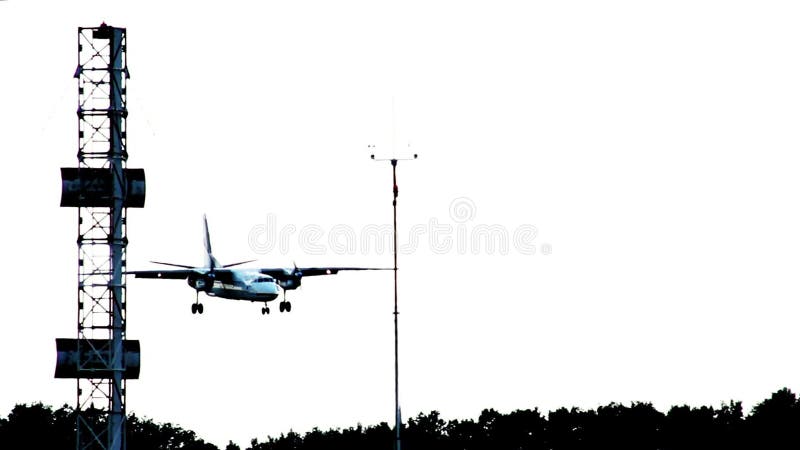 La silueta en la oscuridad, aeroplano del aterrizaje de aviones aterriza en el aeropuerto