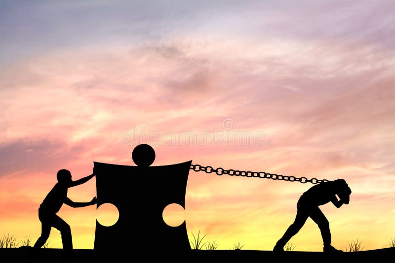 La siluetta degli uomini che aiutano la spinta e la tirata imbarazzano, concetto come teamw fotografia stock La siluetta degli uomini che aiutano la spinta e la tirata imbarazzano, concetto come teamw fotografia stock
