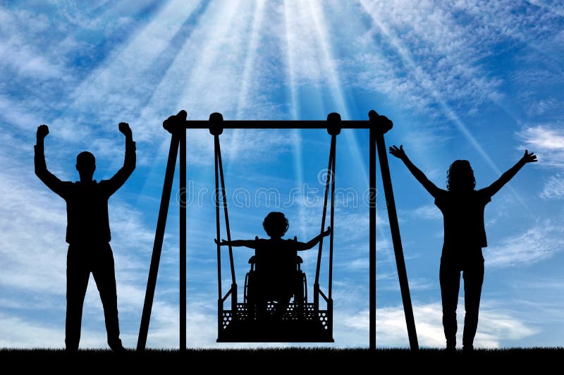 La siluetta del bambino felice ? disabile in una sedia a rotelle su un'oscillazione adattabile con la mamma ed il pap? Diverta in immagine stock libera da diritti La siluetta del bambino felice ? disabile in una sedia a rotelle su un'oscillazione adattabile con la mamma ed il pap? Diverta in immagine stock libera da diritti