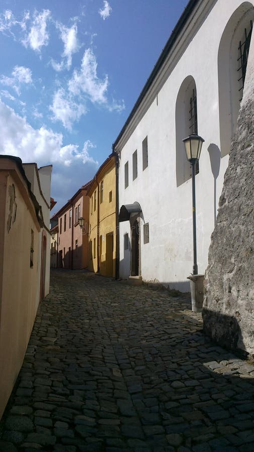 La sinagoga nella via stretta nel quarto ebreo della città Trebic, repubblica Ceca fotografia stock libera da diritti La sinagoga nella via stretta nel quarto ebreo della città Trebic, repubblica Ceca fotografia stock libera da diritti