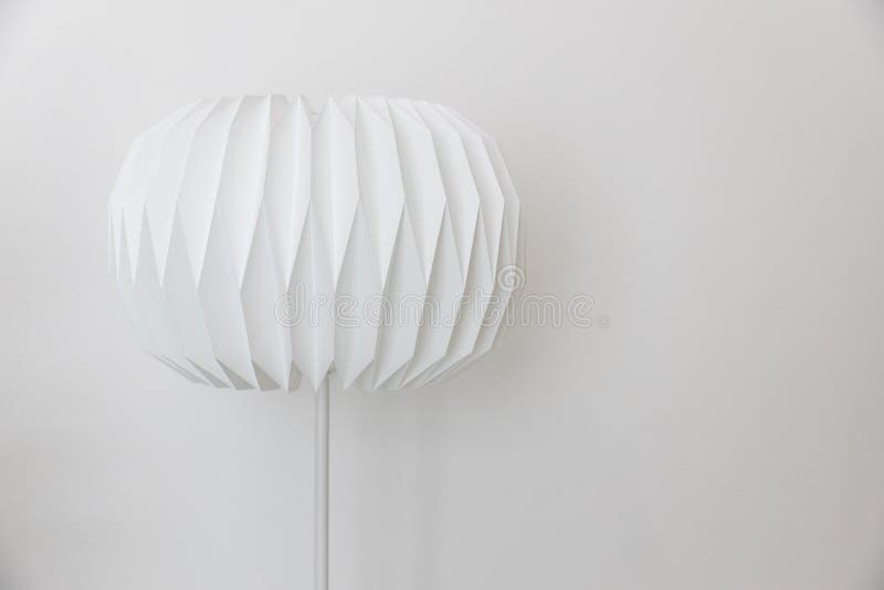 La singola lampada di pavimento elettrica di carta unica di forma rotonda sul fondo bianco della parete immagine stock