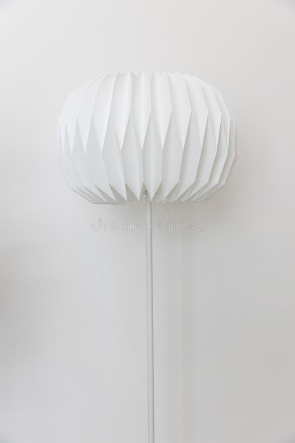 La singola lampada di pavimento elettrica di carta unica di forma rotonda sul fondo bianco della parete fotografia stock