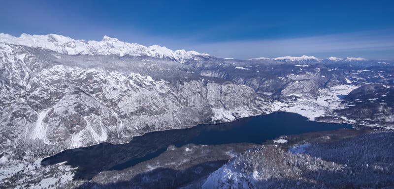 La Slovenia, panorama sopra il lago Bohinj - immagine di inverno fotografie stock libere da diritti La Slovenia, panorama sopra il lago Bohinj - immagine di inverno fotografie stock libere da diritti