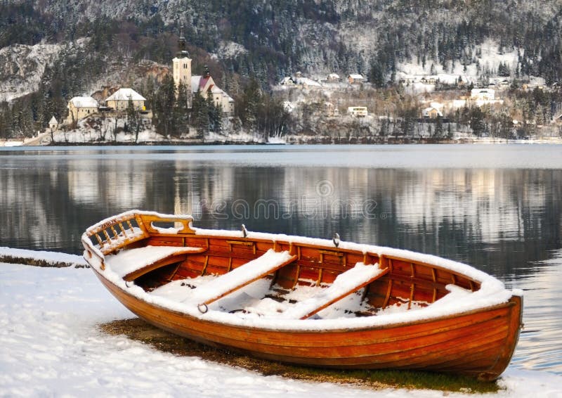 La Slovénie, lac a saigné en hiver images libres de droits La Slovénie, lac a saigné en hiver images libres de droits